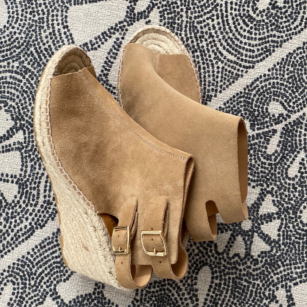 Kanna beige sandals with woven heels.